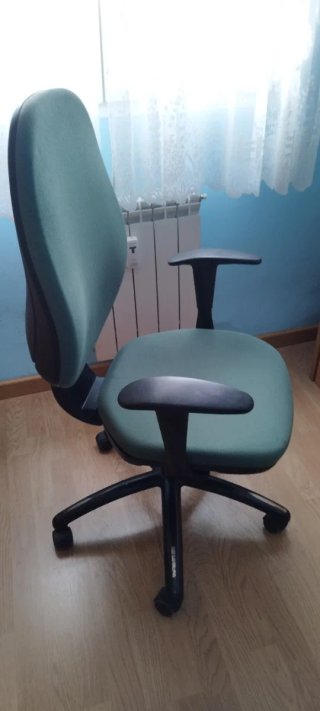 Silla de oficina ergonómica verde.