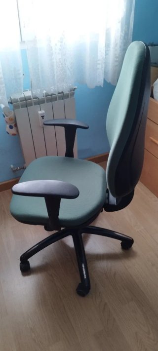 Silla de oficina ergonómica verde.