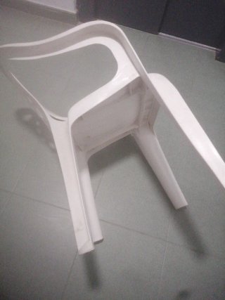 Silla de terraza de plástico blanca