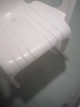 Silla de terraza de plástico blanca