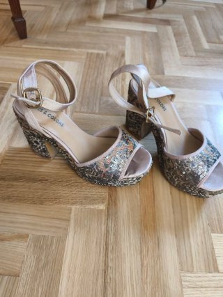 Sandalias de plataforma beige, plata y dorado