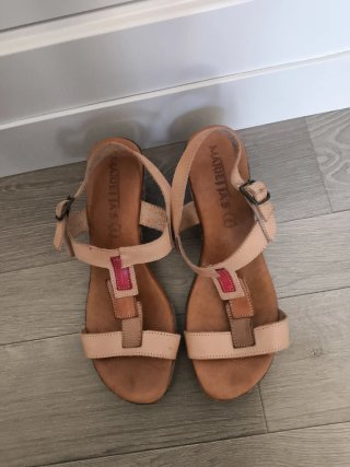 Sandalias MARIE TAS cuña beige y rojo de piel.