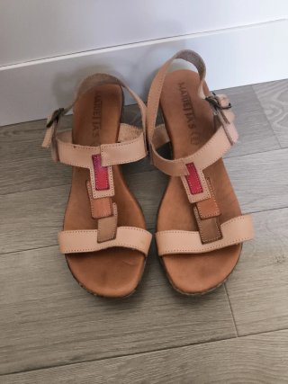 Sandalias MARIE TAS cuña beige y rojo de piel.