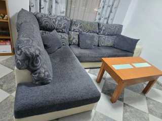 Mueble de madera con vitrina