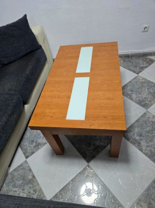 Mueble de madera con vitrina