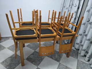 Mueble de madera con vitrina