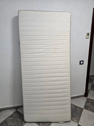 Mueble de madera con vitrina