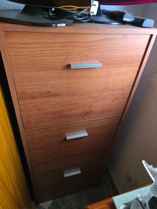 Mueble de madera con vitrina