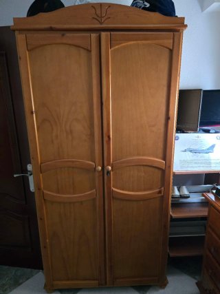 Mueble de madera con vitrina
