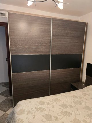 Mueble de madera con vitrina