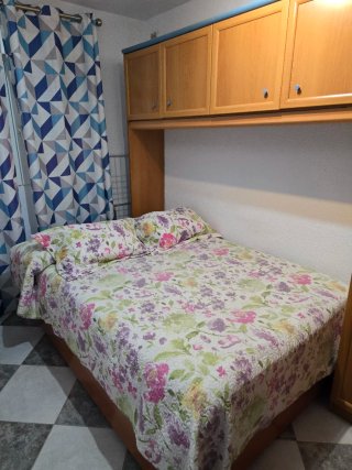Mueble de madera con vitrina