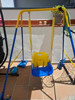 Columpio infantil azul y amarillo