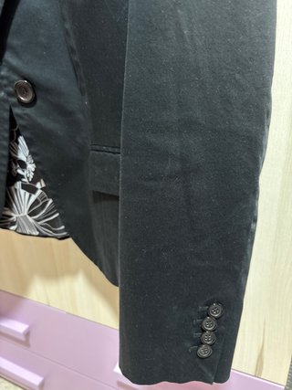 Americana negra con forro estampado