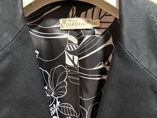 Americana negra con forro estampado