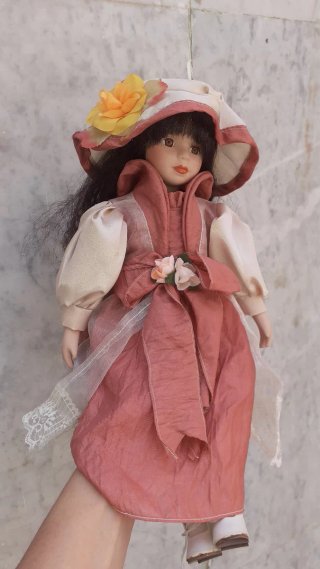 Muñeca de porcelana con sombrero