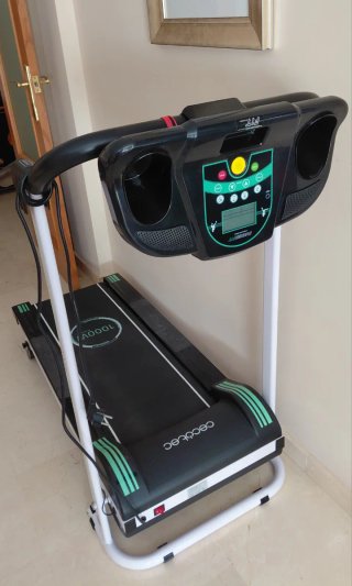 Cinta de andar/correr marca Cecotec. Plegable