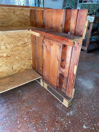 Mostrador de madera con hachas