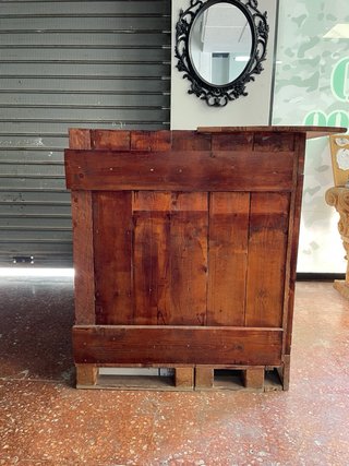 Mostrador de madera con hachas