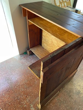 Mostrador de madera con hachas
