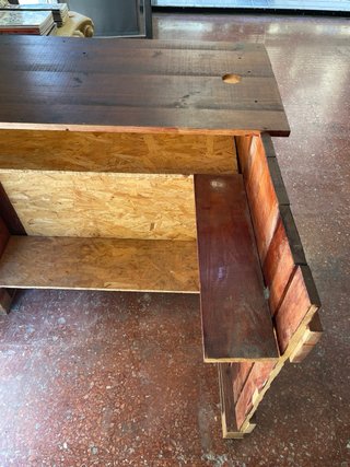 Mostrador de madera con hachas