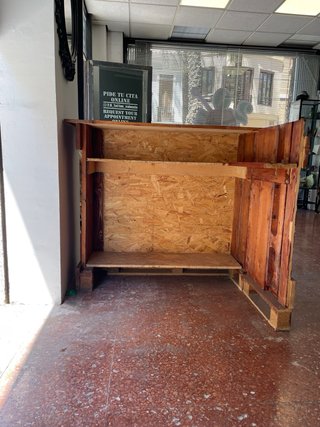 Mostrador de madera con hachas
