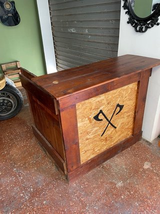 Mostrador de madera con hachas