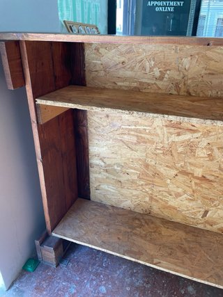 Mostrador de madera con hachas