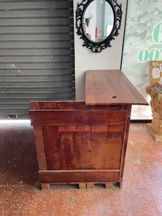 Mostrador de madera con hachas