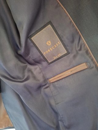Traje de vestir azul marino joven