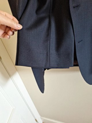 Traje de vestir azul marino joven