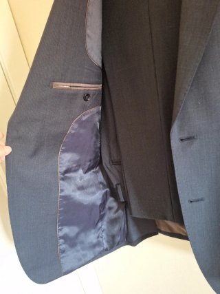 Traje de vestir azul marino joven