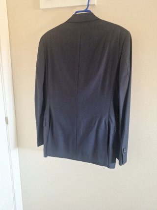 Traje de vestir azul marino joven