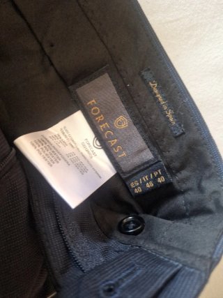 Traje de vestir azul marino joven