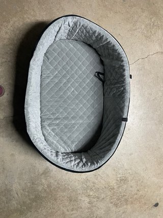 Cama para coche de perro gris