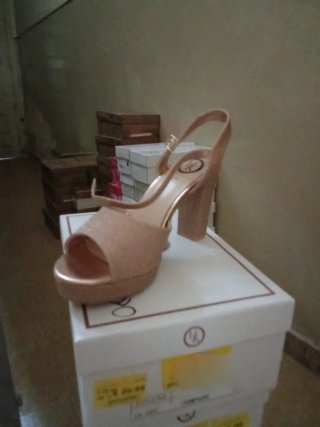 Sandalo donna con tacco oro rosa