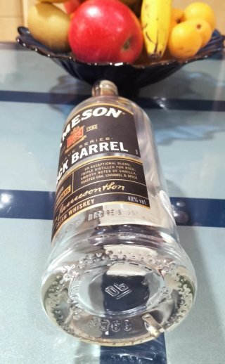 Bottiglia vuota di whisky Jameson Black Barrel
