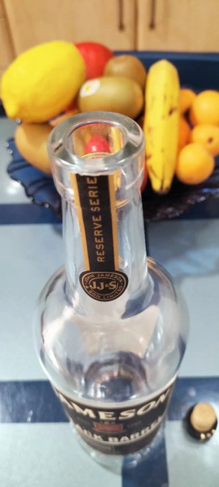 Bottiglia vuota di whisky Jameson Black Barrel