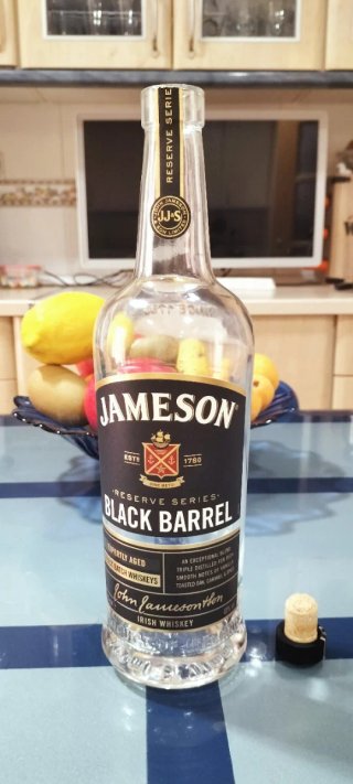 Bottiglia vuota di whisky Jameson Black Barrel