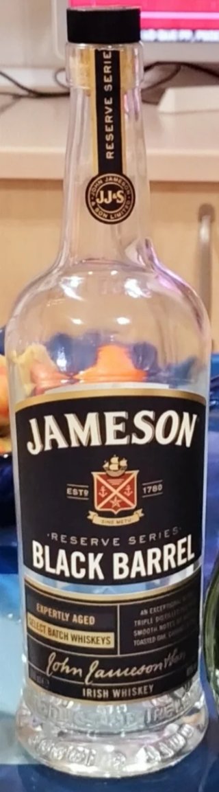 Bottiglia vuota di whisky Jameson Black Barrel
