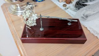 Biznaga de plata con base de madera