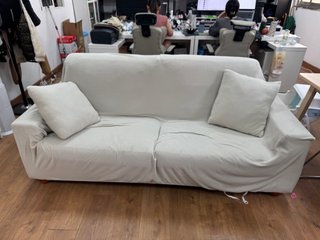 Sofá 2 plazas con funda y varios sillones