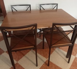 Mesa y 4 Sillas Comedor