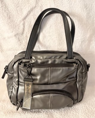 Bolso verde acolchado con cadena