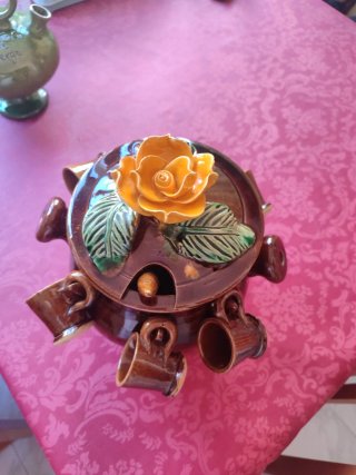 Bruciatore di liquore in ceramica con tazze