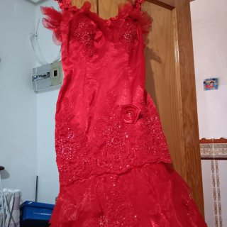 Vestido de fiesta rojo con pedrería echo a medida