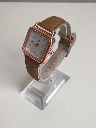 Reloj cuadrado marrón y dorado