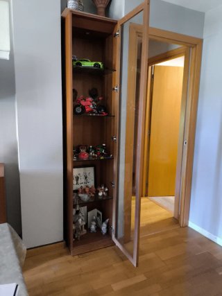 Vitrina de madera con luz