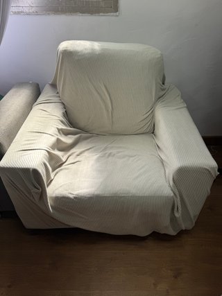 Sillón beige con funda de tela