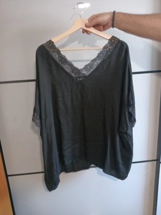 Blusa negra con encaje