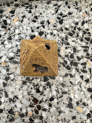 Accesorio terrario/acuario pirámide cerámica